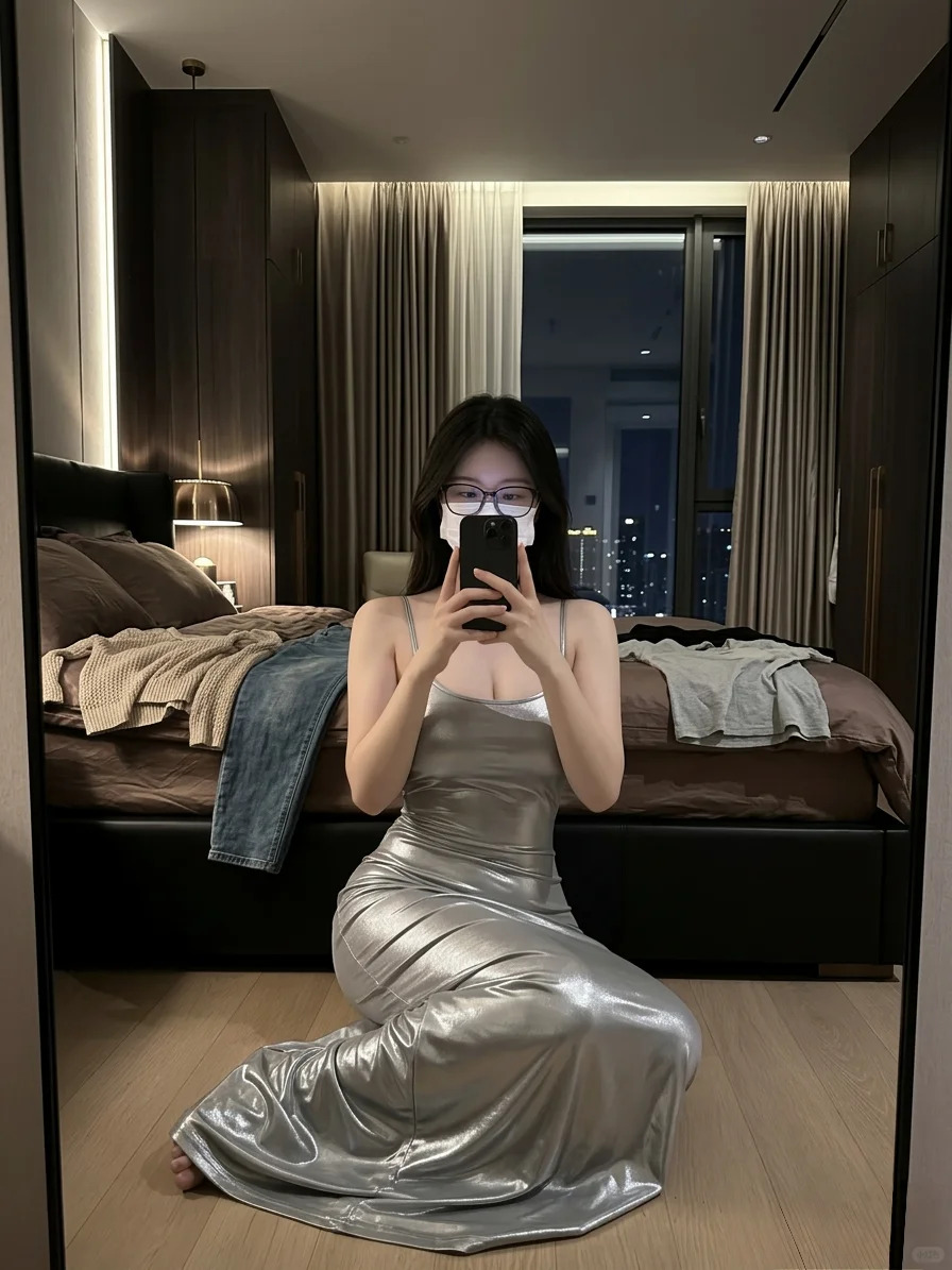 银色亮面吊带鱼尾长裙闲置 银色亮面吊带鱼尾长裙闲置